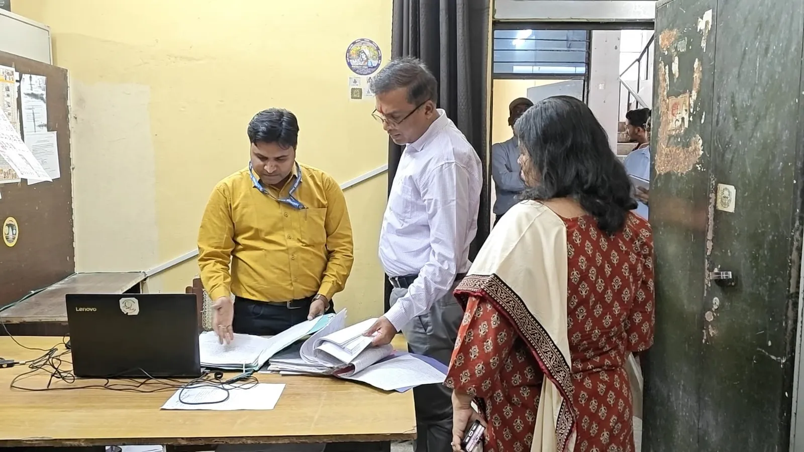 डीएम का शिक्षा विभाग में छापा 