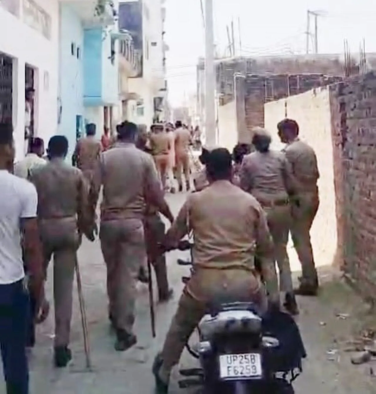  सूचना मिलने पर चौकी इंचार्ज और थाना प्रभारी मौके पर पहुंचे और पुलिसकर्मियों को बंधक मुक्त कराया।