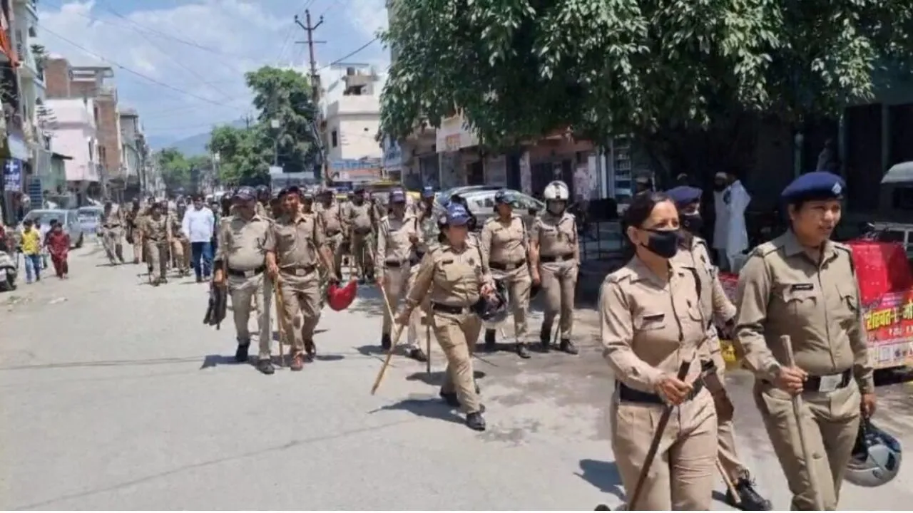 उत्तराखंड के हल्द्वानी स्थित बनभूलपुरा इलाके में प्रशासन ने आज बड़ी कार्रवाई की है।