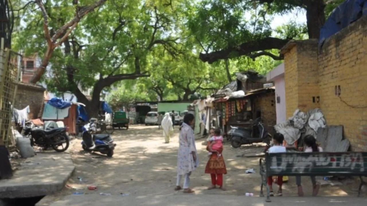 मजार की जमीन पर अवैध कब्जा 