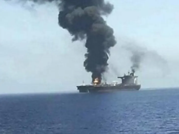 Red Sea India Ship Missile Attack Update | Red Sea crisis | लाल सागर में  भारत आ रहे जहाज पर मिसाइल अटैक: हूती बोले- ऑपरेशन सफल रहा; रूस से तेल लेकर आ