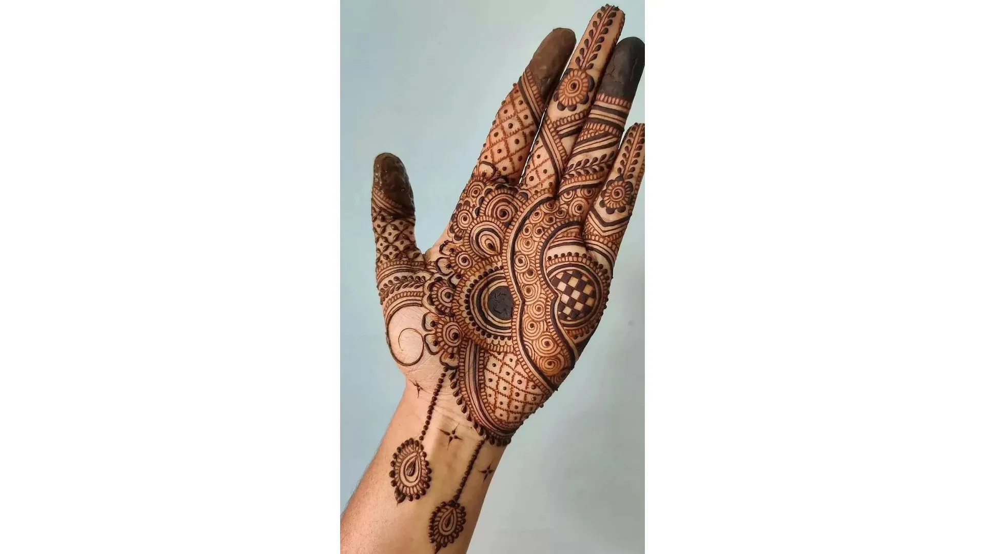 Karwa Chauth Mehndi Designs 2022: करवा चौथ पर अपने गोरे-गोरे हाथों पर लगाएं  ये लेटेस्ट मेहंदी डिजाइन