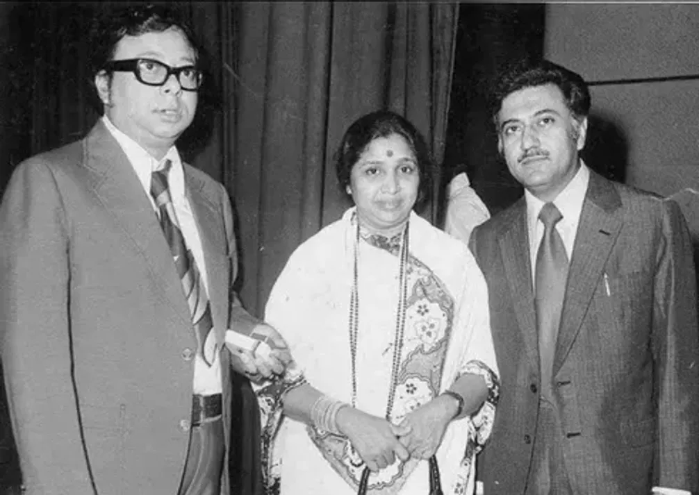 Ameen Sayani (right) with R D Burman and Asha Bhosle at a live event