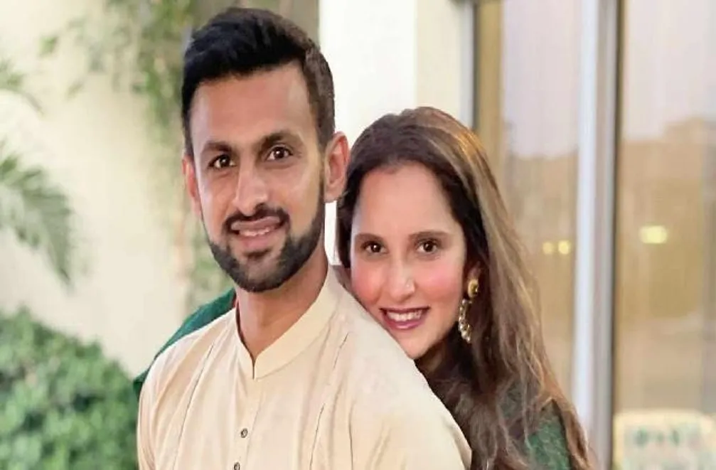 तलाक की बातों पर तोड़ी पाकिस्तानी क्रिकेटर शोएब मलिक ने चुप्पी, बोले - ''ये  हमारा निजी...'' - shoaib malik reacts on the divorce news with wife sania  mirza-mobile