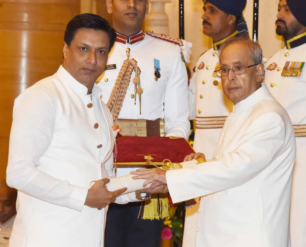 File:The President, Shri Pranab Mukherjee presenting the Padma Shri Award  to Shri Madhur R. Bhandarkar, at a Civil Investiture Ceremony, at  Rashtrapati Bhavan, in New Delhi on March 28, 2016.jpg - Wikimedia