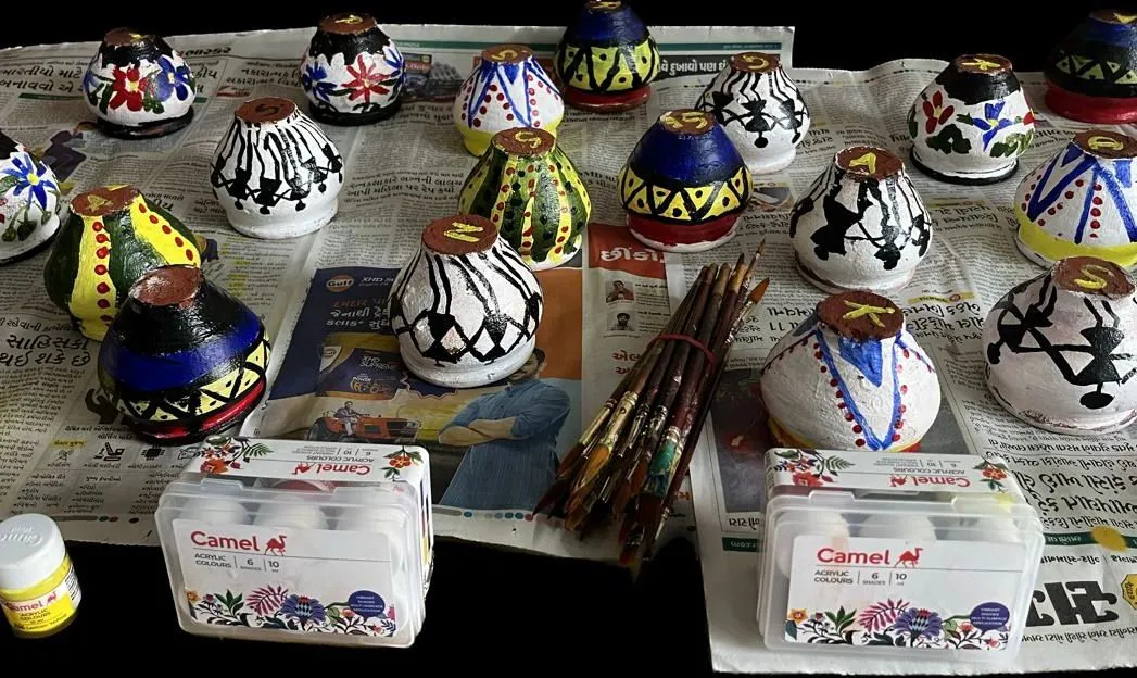 બાળકોને કુલ્લડ અને ફેબ્રીક પેઈન્ટીંગનું માર્ગદર્શન આપ્યું