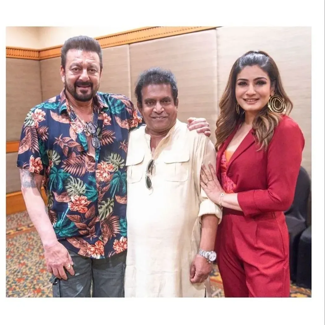 Pradeep Bandekar with Sanjay Dutt and Raveena tandon