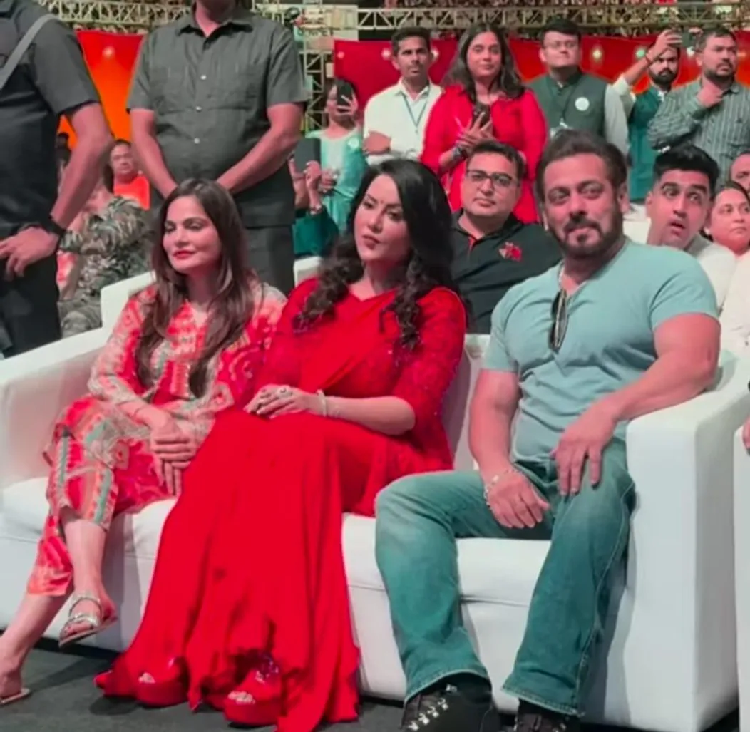 Amruta Fadnavis (centre)  with Salman Khan and his sister Alvira ( Aug 2024)