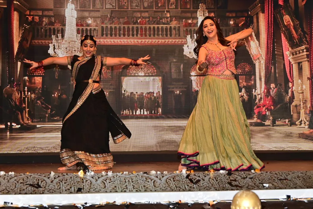 Vidya and Madhuri put up a live performance to the song Ami Je Tomar 3.0 from the upcoming film