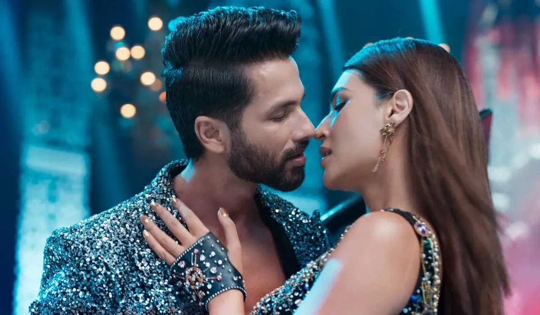 Teri Baaton Mein Aisa Uljha Jiya title track - Shahid Kapoor and Kriti  Sanon's chemistry saves the day despite 'dumb-charades' choreography