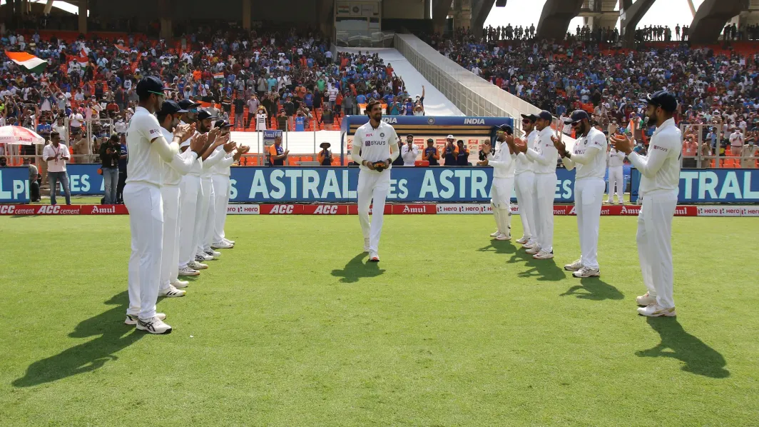 Ishant Sharma receiving a guard of honour from his teammates in his 100th Test.