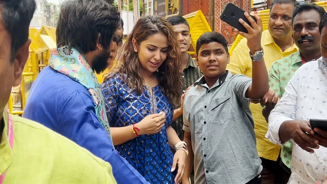 Avika Gor Visit Lalbaugh Cha Raja To Seek Blessings Of Bappa | MS shorts -  YouTube