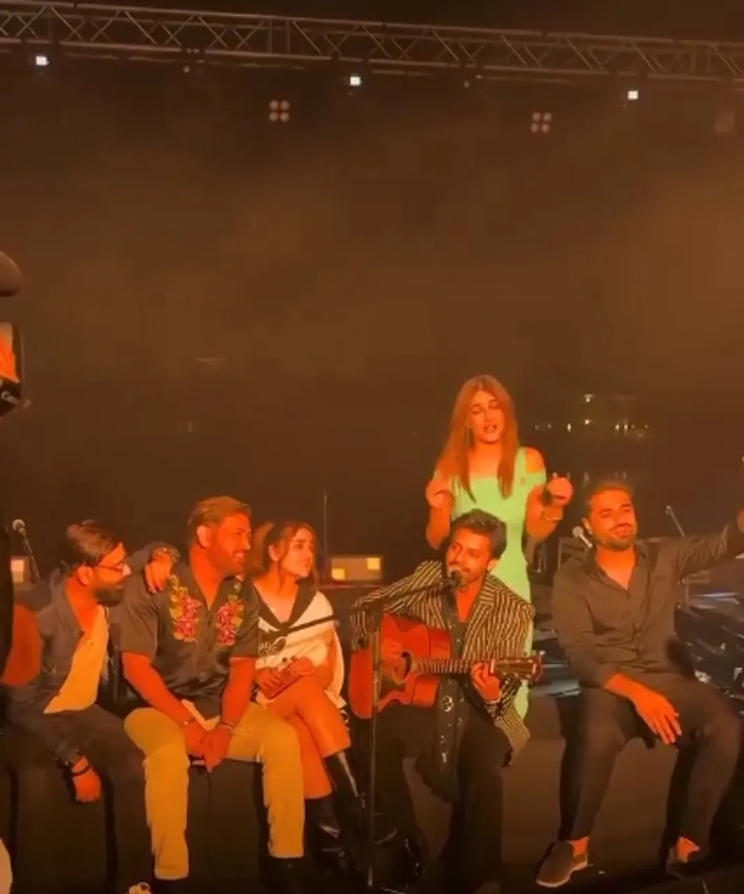 रयूमर्ड बॉयफ्रेंड कबीर संग म्यूजिक इवेंट एंजॉय करती दिखीं कृति सेनन,''क्या  हुआ तेरा वादा'' पर थिरकीं हसीना - rumoured couple kriti sanon and kabir  bahia grooves to kya ...