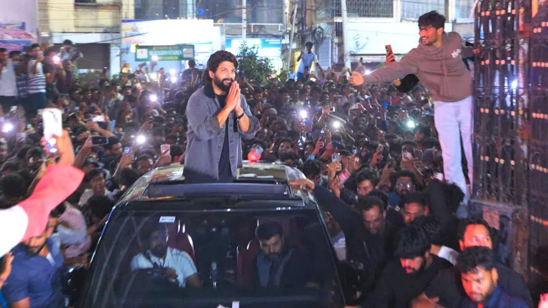 Allu Arjun Exclusive Visuals @ Sandhya Theatre Hyderabad | Pushpa 2 |  Rashmika Mandanna | Sukumar - YouTube