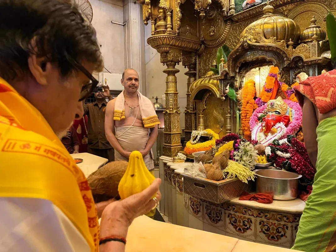 Amitabh Bachchan's special gesture agead of Abhishek's Ghoomer release: A  visit to Siddhivinayak Temple | Bollywood News - News9live