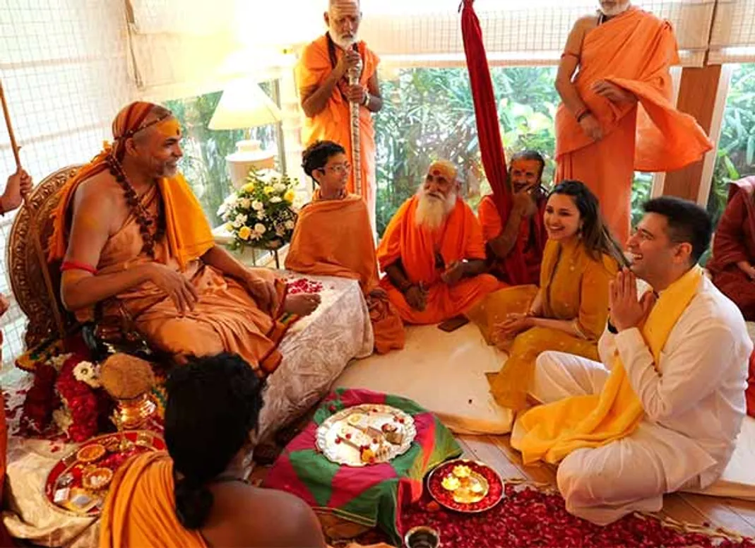 Parineeti Chopra and Raghav Chadha receive blessings from Shankaracharya Ji  as he visits their home : Bollywood News - Bollywood Hungama