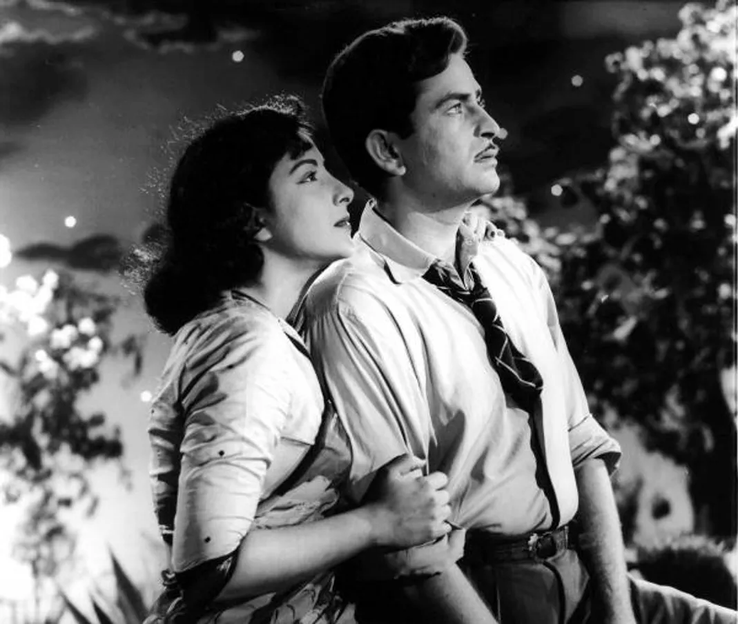 Nargis & Raj Kapoor, 1950s. The first legendary onscreen pairing, that did  16 movies together. : r/ClassicDesiCelebs