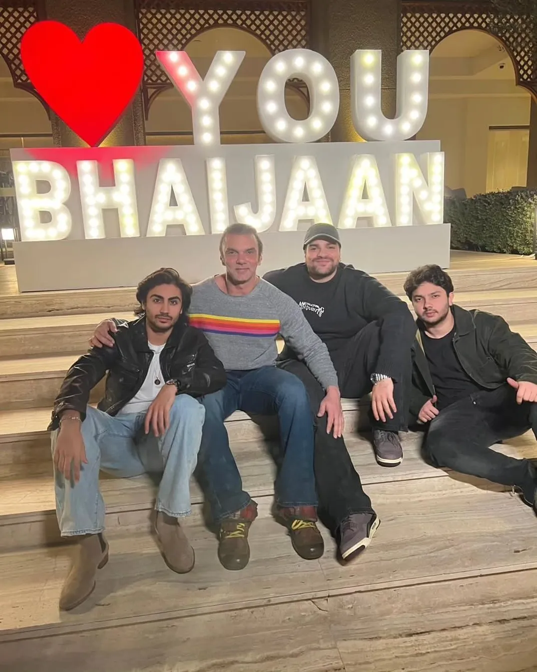 Actually this year the Ambani family had organized a grand party on Salman Khan's birthday. This party was hosted in Jamnagar. In which Salman Khan's family and many stars of B-town attended.