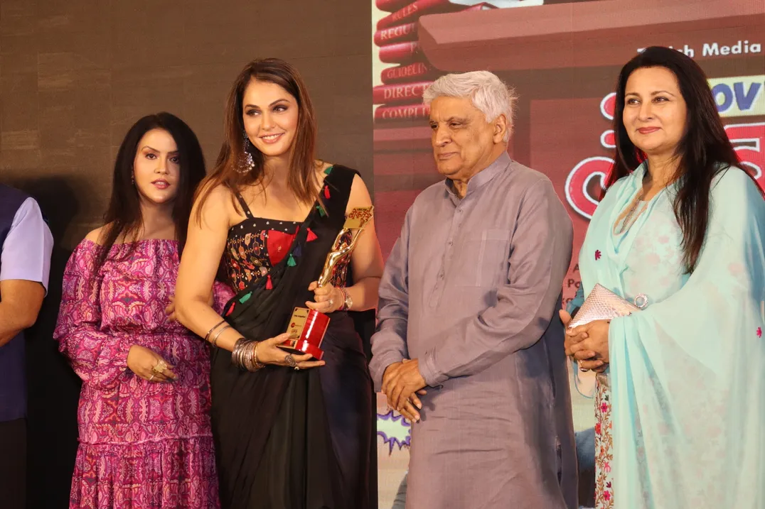 Amruta Fadnavis with Javed Akhtar and other Celebs