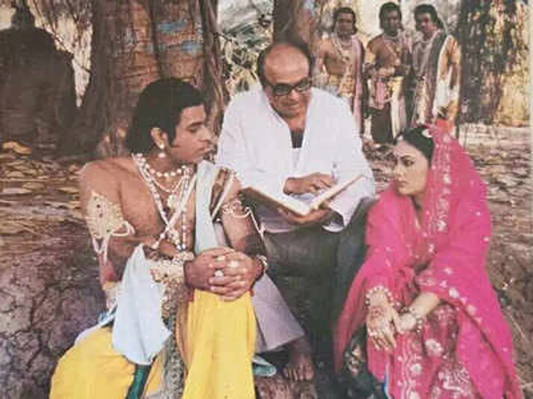 Ramyan's Sita aka Dipika Chikhlia shares behind the scene picture with Arun  Govil and Ramanand Sagar - Times of India