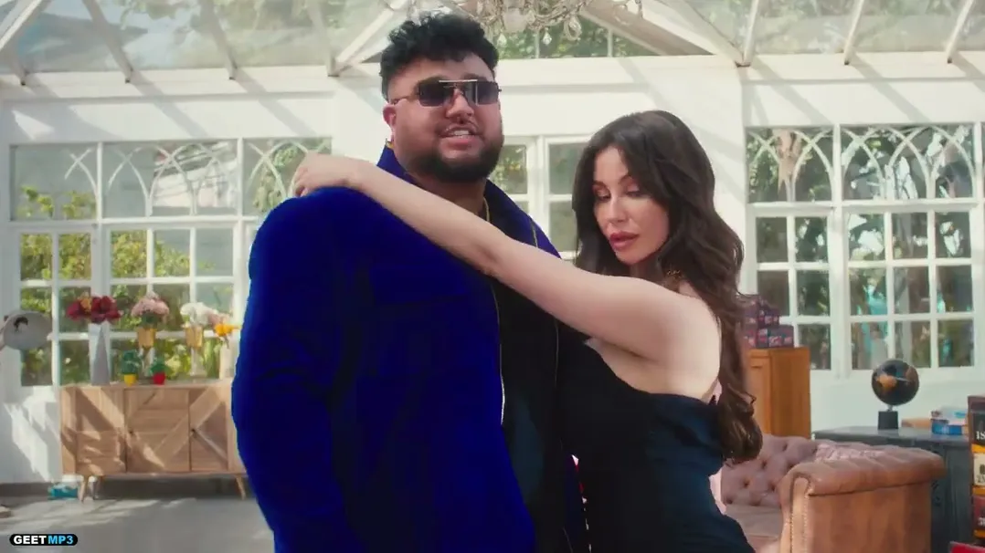 Daaru Song: Giorgia Andriani's Mesmerizing Looks Shine