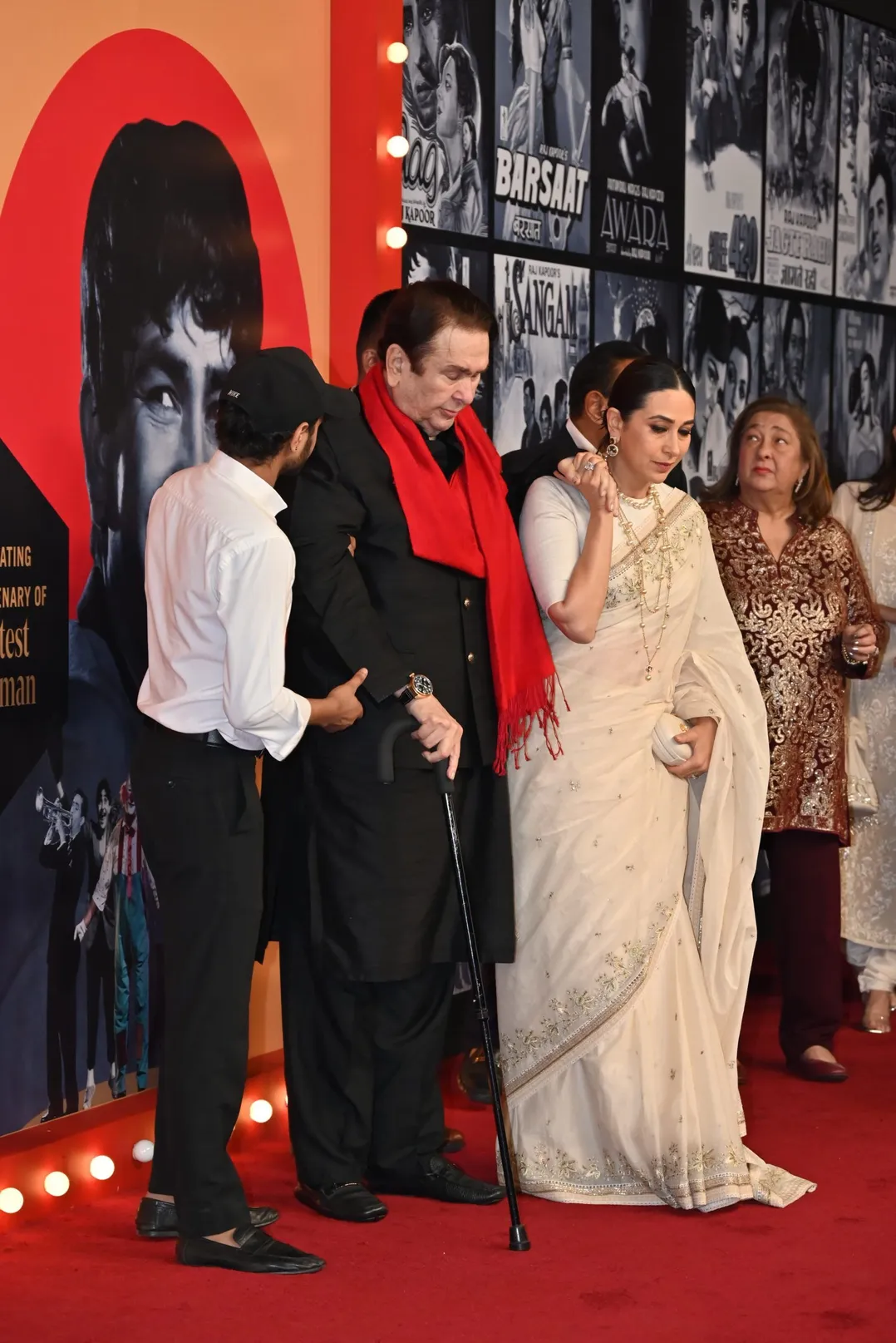 बूढ़े पिता रणधीर कपूर का सहारा बनीं करिश्मा, इवेंट में ऐसे संभाला, PHOTOS -  Raj kapoor 100 randhir kapoor disbalance karisma kapoor save life kapoor  khandaan watches photos viral tmovk