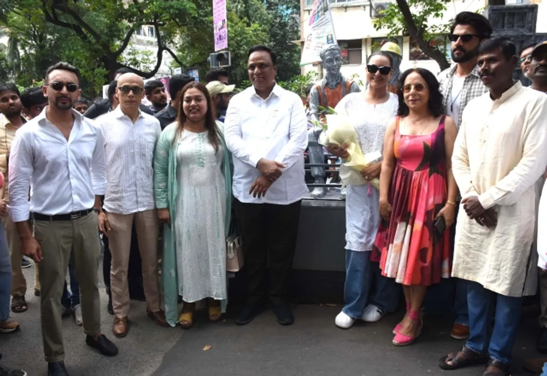Ram Raheja, Asif Zakaria, Swapna Mhatre, Ashish Shelar, Sonakshi Sinha, Sangeeta Babani, Zaheer Iqbal & Vishvas Mote at artist Sangeeta Babani's Tea Break unveiling in Bandra 3