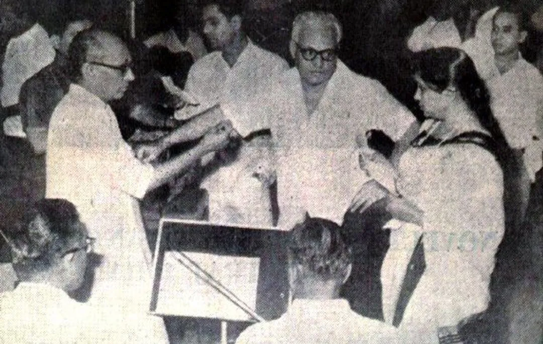 Asha rehearsalling a song with Jaidev with others in the recording studio / Asha  Bhosle - Bollywood Photos