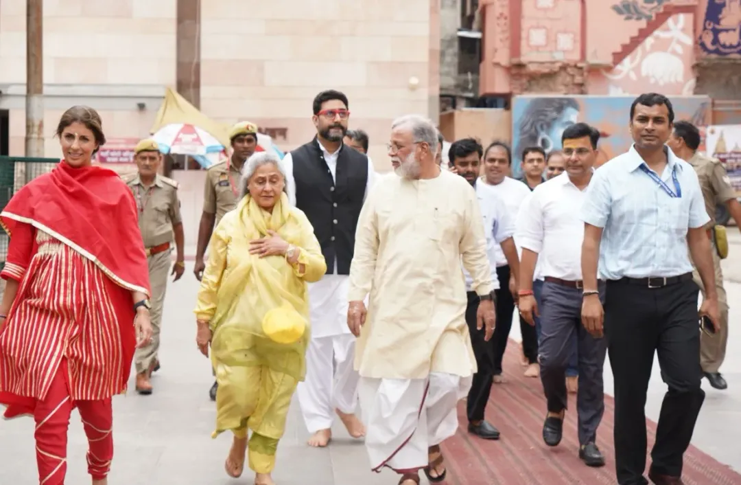 Jaya Bachchan reached Kashi Vishwanath temple with children