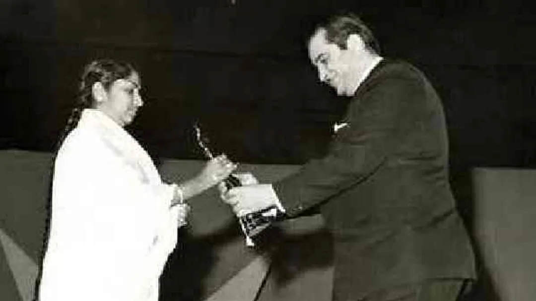 Lata Mangeshkar fought for awards for playback singers, refused to perform  | लता मंगेशकर ने प्लेबैक सिंगर को अवार्ड्स देने के हक के लिए लड़ी लड़ाई  -Hindi Filmibeat