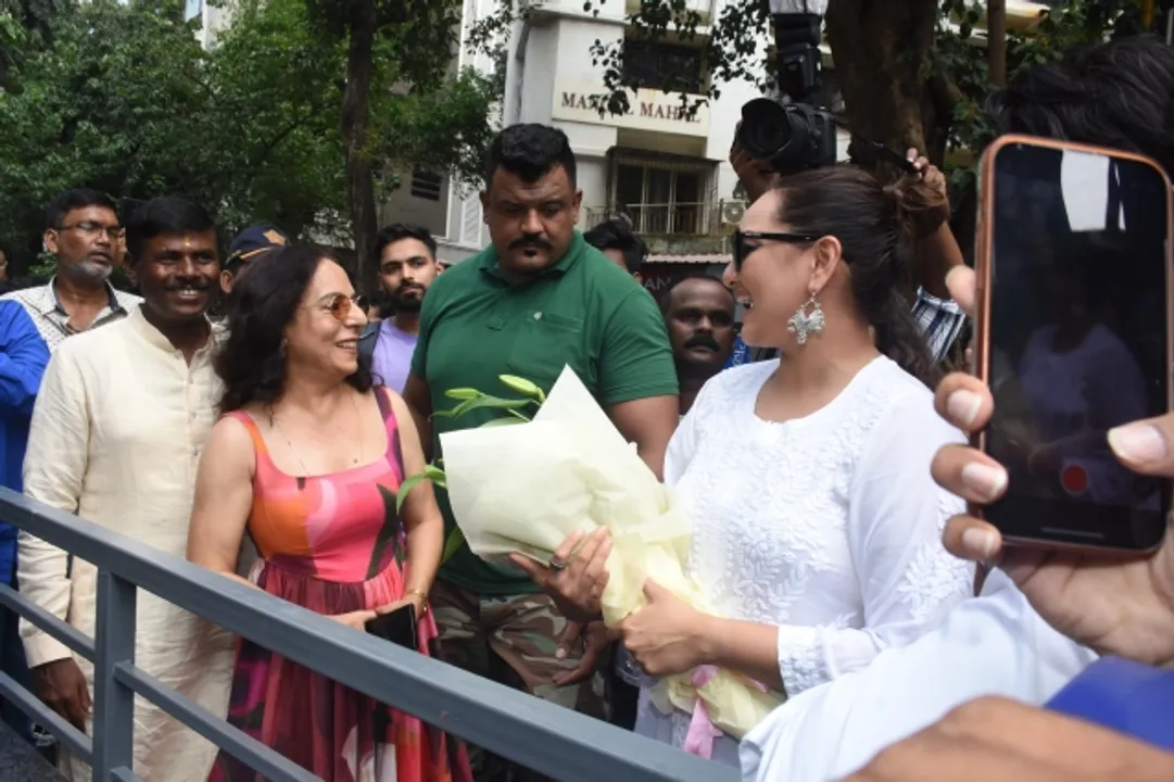 Sonakshi Sinha and artist Sangeeta Babani share a moment while Vishvas Mote watches on at Sangeeta's sculpture series unveiling in Bandra
