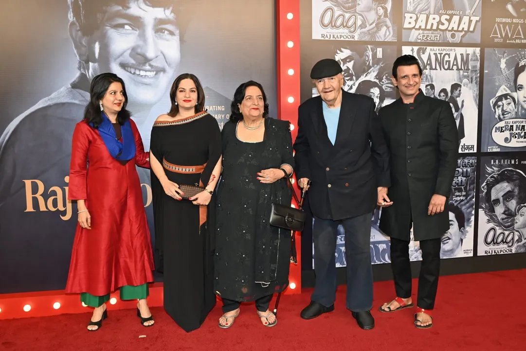 बूढ़े पिता रणधीर कपूर का सहारा बनीं करिश्मा, इवेंट में ऐसे संभाला, PHOTOS -  Raj kapoor 100 randhir kapoor disbalance karisma kapoor save life kapoor  khandaan watches photos viral tmovk