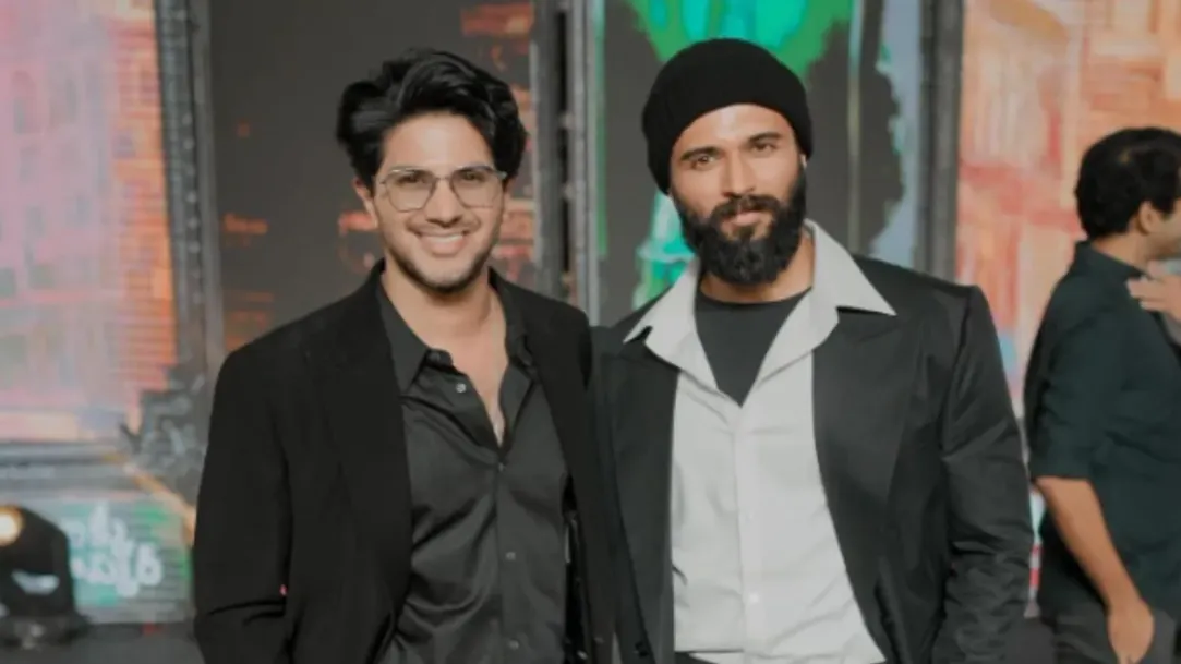 लकी बसखर फिल्म प्री-रिलीज़ इवेंट में दुलकर सलमान ने विजय देवरकोंडा को अपना  'लकी चार्म' कहा | देखें