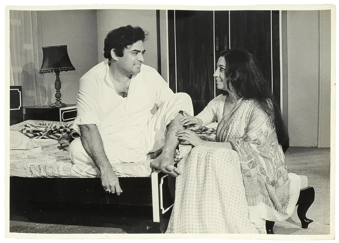 SUCHITRA SEN & SANJEEV KUMAR IN AANDHI (1975) @ | StoryLTD