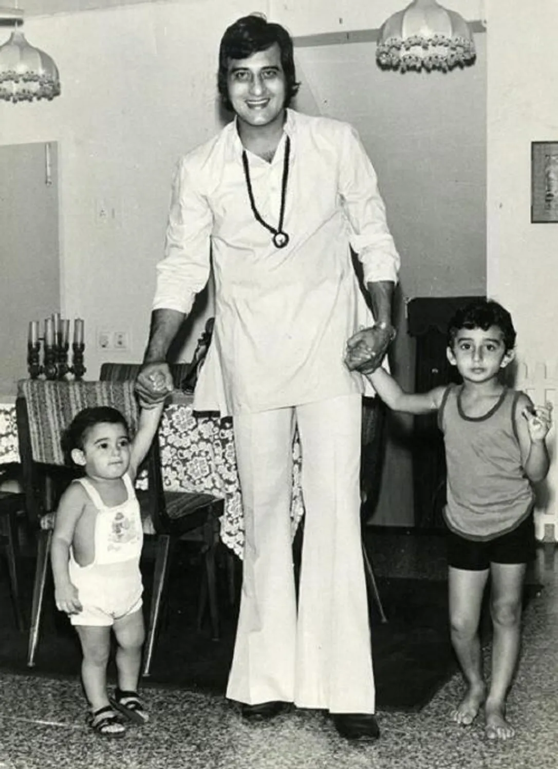 Here's a picture of today's birthday boy Akshaye Khanna (extreme left) with  his father Vinod Khanna & elder brother Rahul Khanna. Akshaye has done a  fewer films than his other contemporaries, but