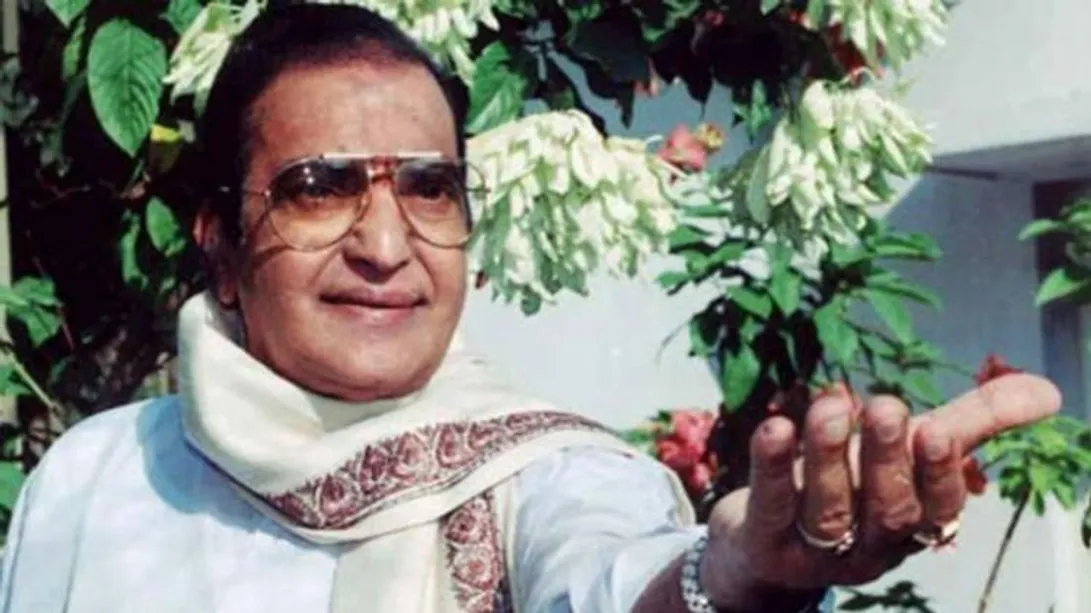 NTR Birth Anniversary: फिल्मों में 17 बार कृष्ण का किरदार निभाया, सियासत  में इंदिरा को हराया, लेकिन फैमिली से हार गए एनटी रामा राव - NTR Birthday  Nandamuri Taraka Rama ...