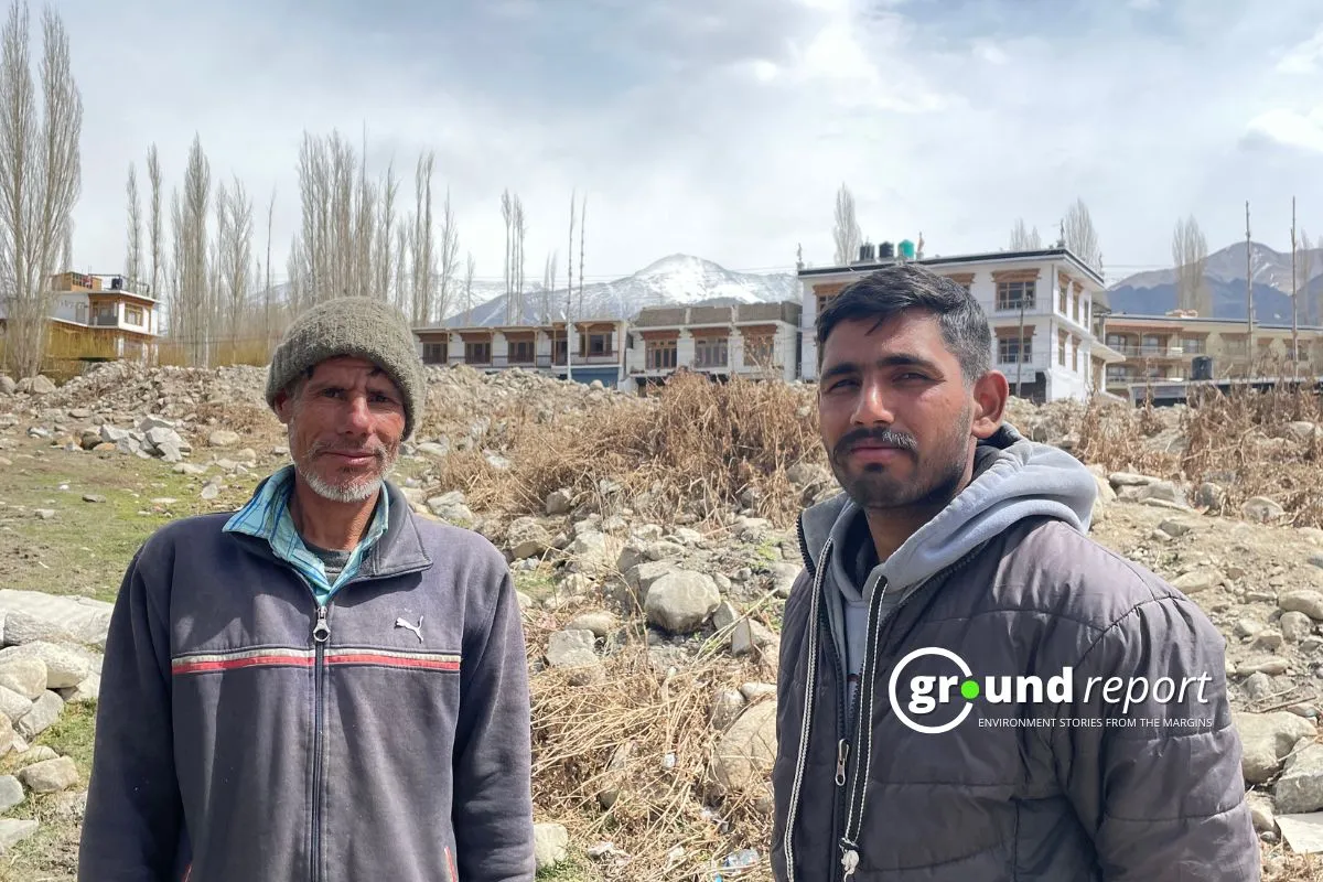 Meet Munawar Lal (right) and Pawan (left), working hard in Leh. Photo Credit: Wahid Bhat/Ground Report 
