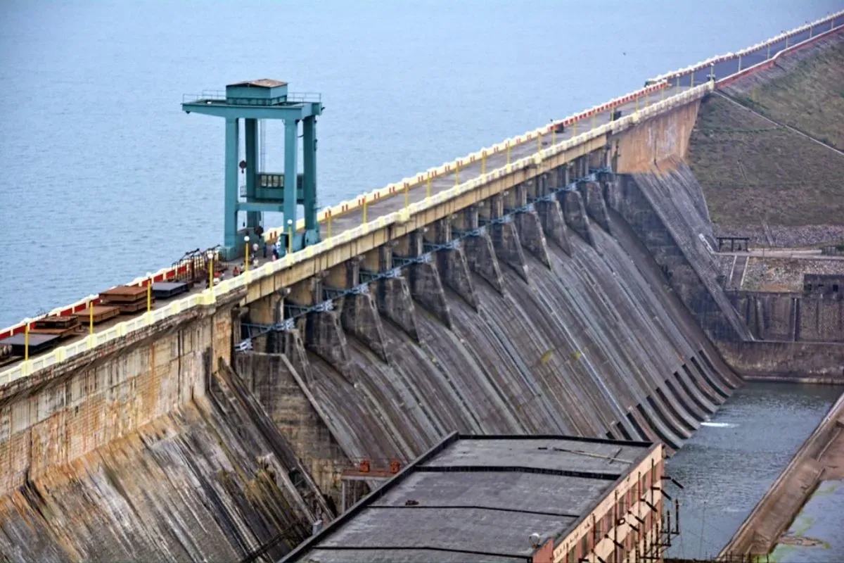 Hirakud Dam is the longest and oldest dam in India. The construction of this dam has displaced more than a lakh people. Flickr/India Water Portal  