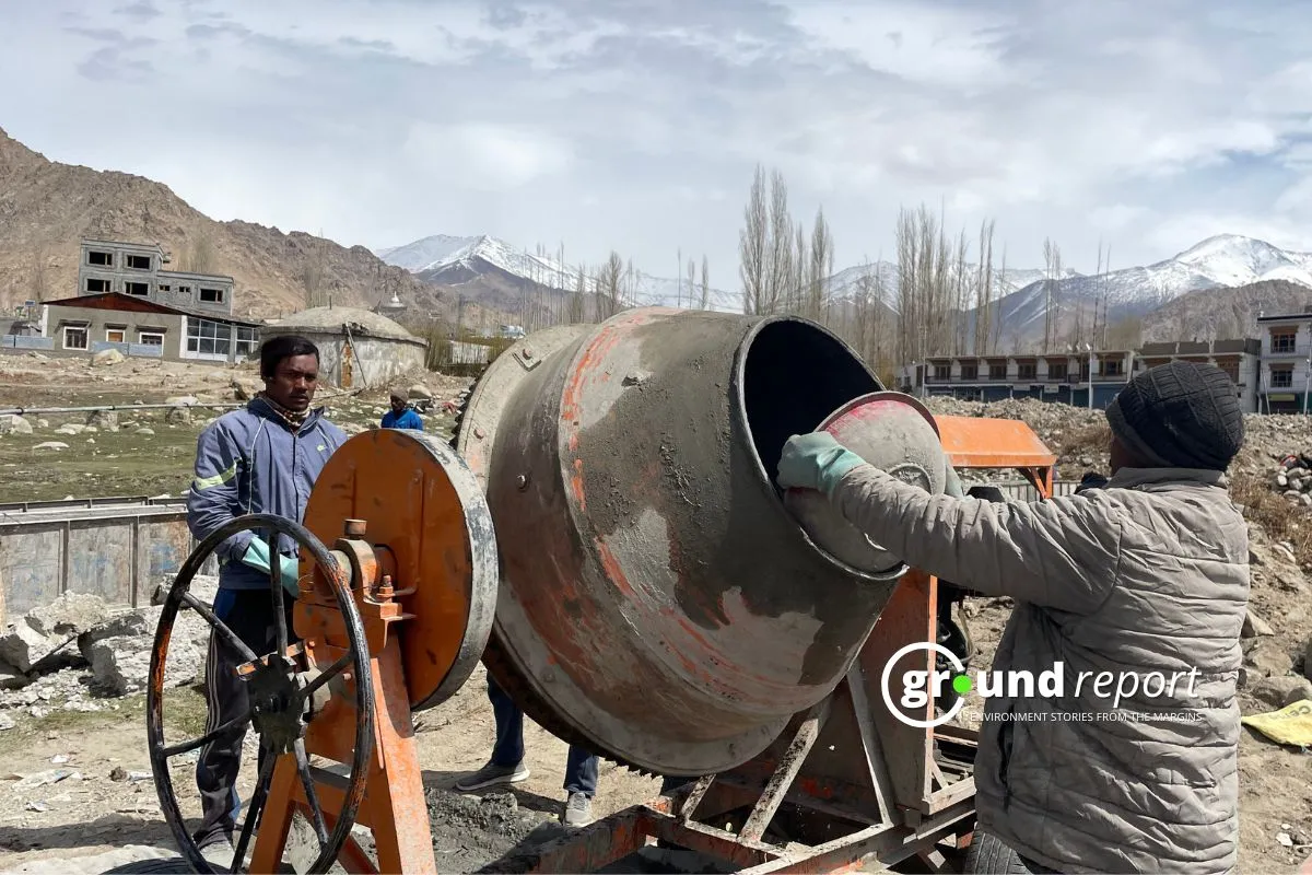 Labourer mixing concrete in Leh, Ladakh. Photo Credit: Wahid Bhat/Ground Report 