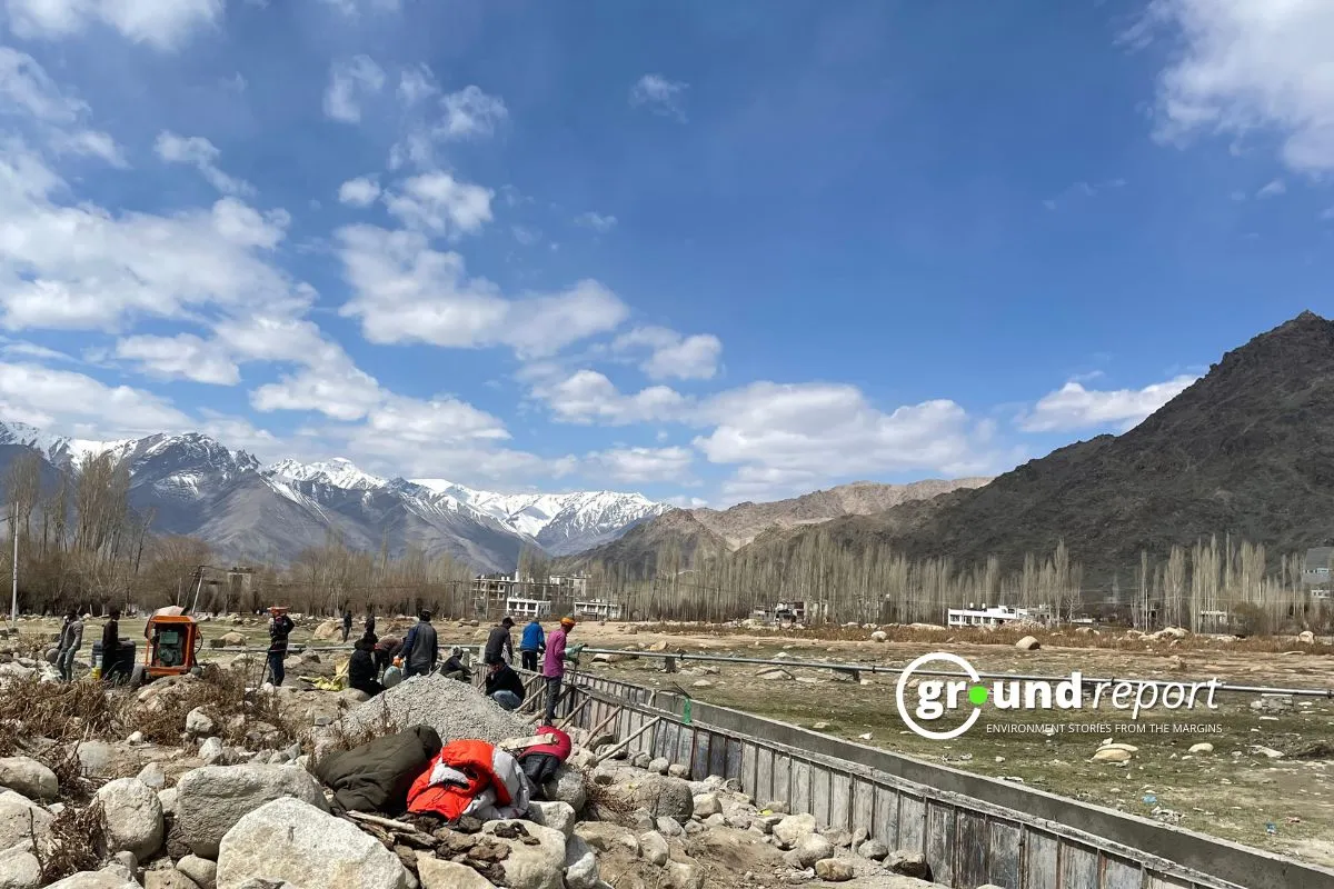 Ladakh's migrant workers in Leh. Photo Credit: Wahid Bhat/Ground Report