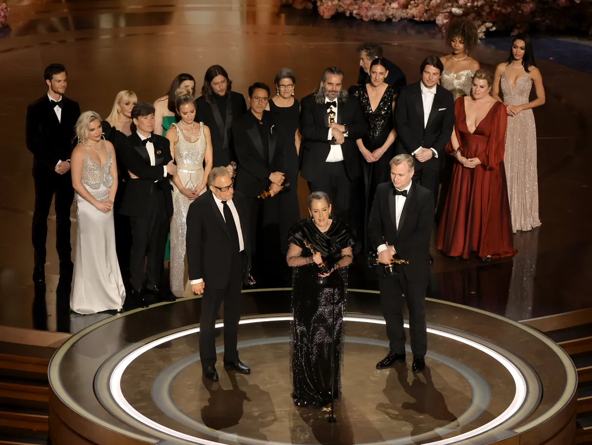 HOLLYWOOD, CALIFORNIA - MARCH 10: (L-R) Jack Quaid, Florence Pugh, Ellen Mirojnick, Cillian Murphy, Emily Blunt, Ludwig Göransson, Charles Roven, Robert Downey Jr., Luisa Abel, Emma Thomas, Hoyte van Hoytema, Ruth De Jong, Christopher Nolan, Josh Hartnett, Ashley Everett and Claire Kaufman accept the Best Picture award for "Oppenheimer" onstage during the 96th Annual Academy Awards at Dolby Theatre on March 10, 2024 in Hollywood, California. (Photo by Kevin Winter/Getty Images)