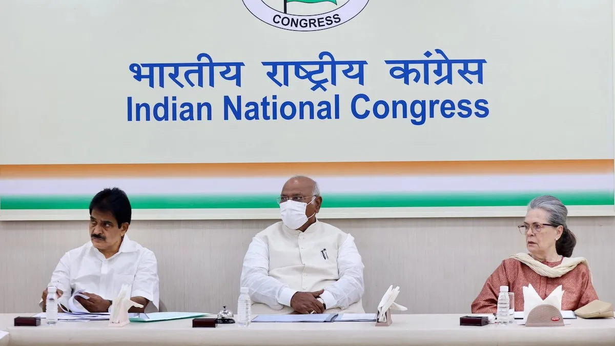 (L-R) K C Venugopal, Mallikarjun Kharge and Sonia Gandhi at Congress Central Election Committee meeting on March 27, 2024