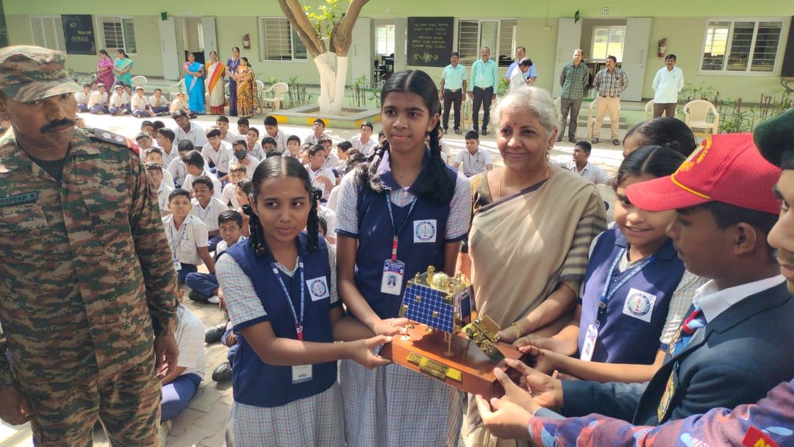 Nirmala Sitharaman menghadiahkan miniatur Chandrayaan kepada siswa sekolah tersebut