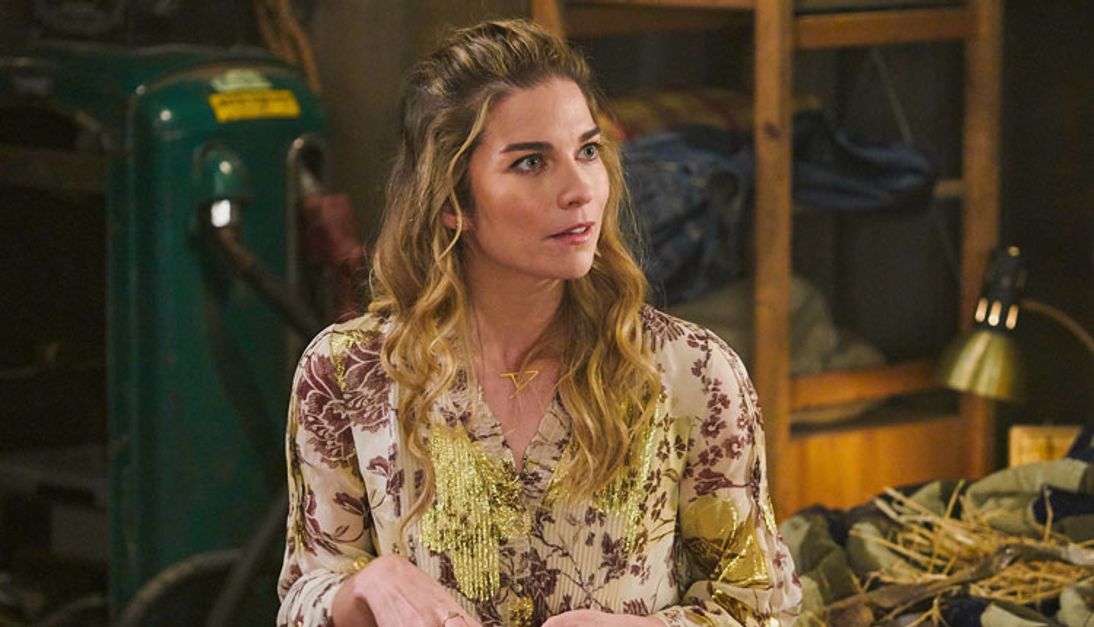 Annie Murphy reveals her house burnt down and she had $3 in her bank  account before Schitt's Creek