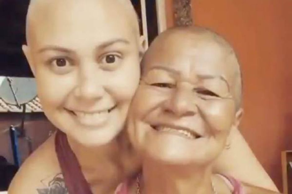 Viral Video Mother Shaves Head To Support Daughter Fighting Cancer