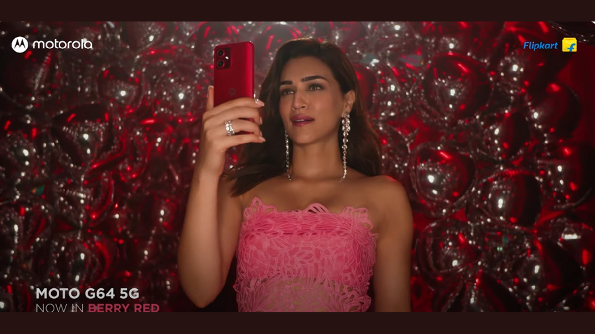 Kriti Sanon Dances to 'Rangeela Re' in Motorola’s Latest Campaign