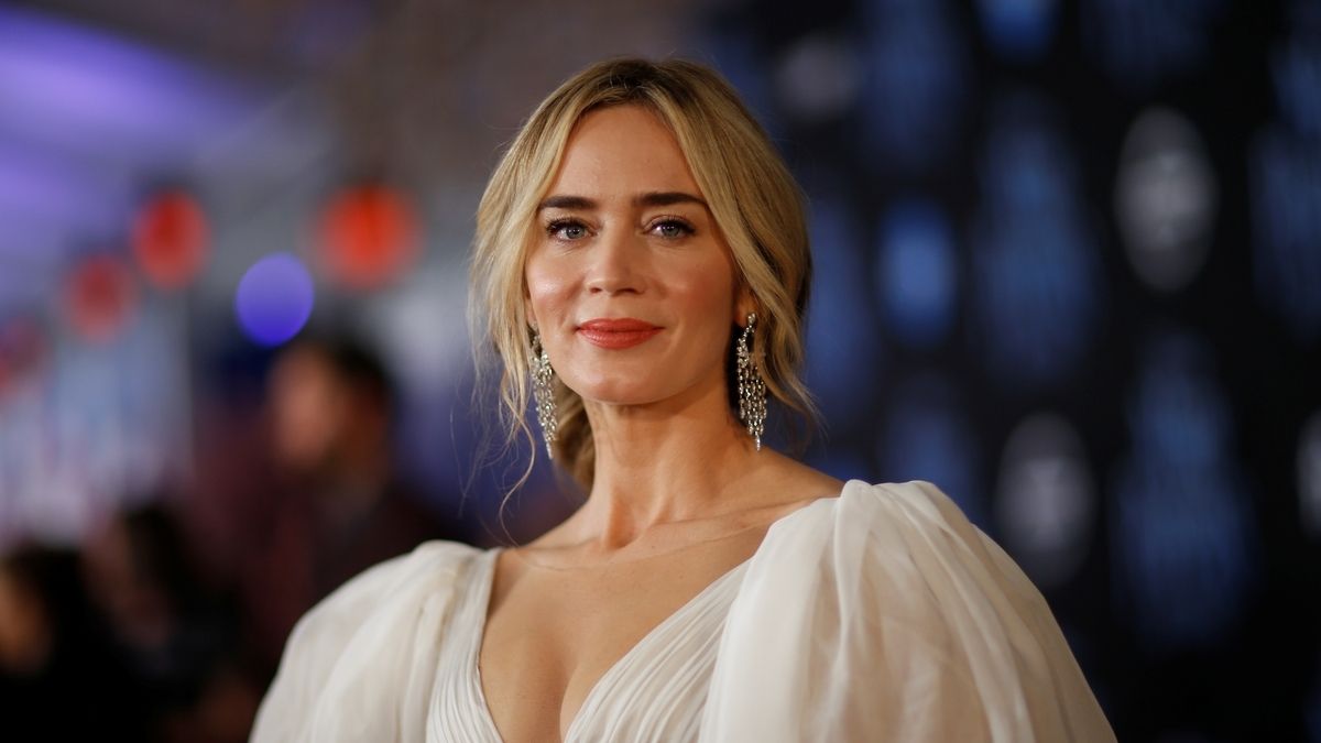 Emily Blunt will star opposite Dwayne Johnson in Benny Safdie’s ‘Wrecking Machine’