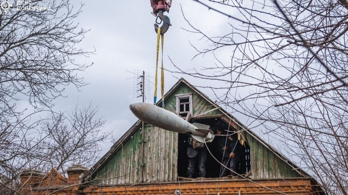 SES Team Neutralizes Unexploded FAB-500 Bomb in Kostyantynivka ...