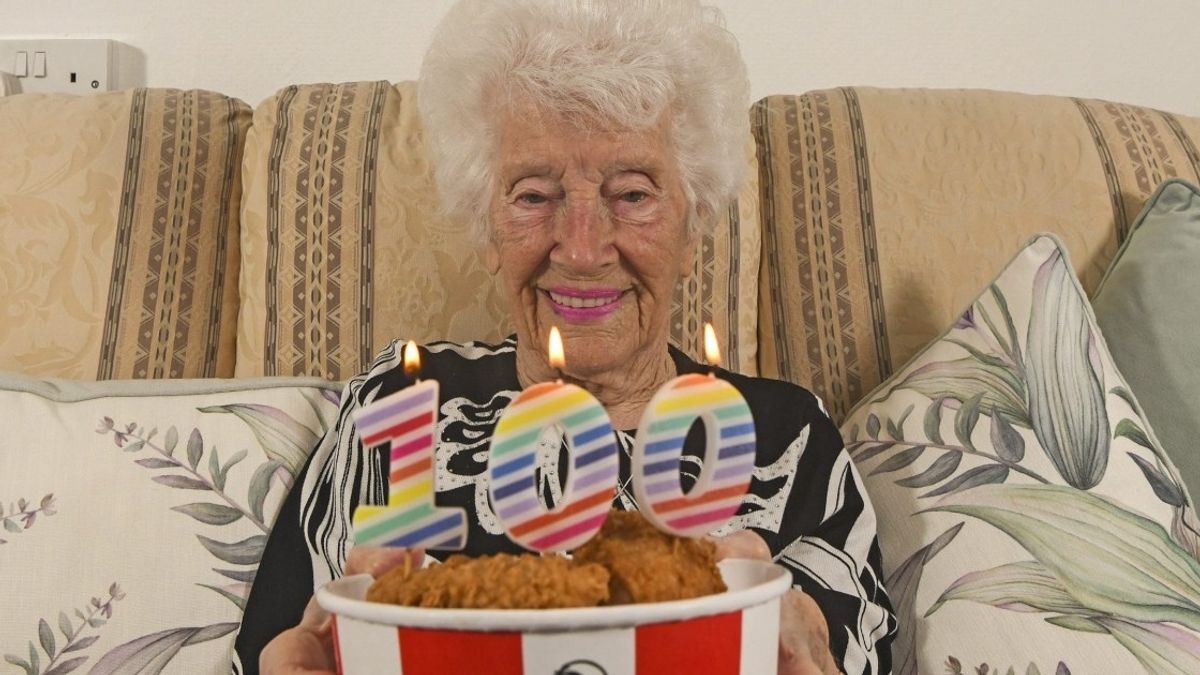 Centenarian Violet Osborne Celebrates 100th Birthday with KFC ...