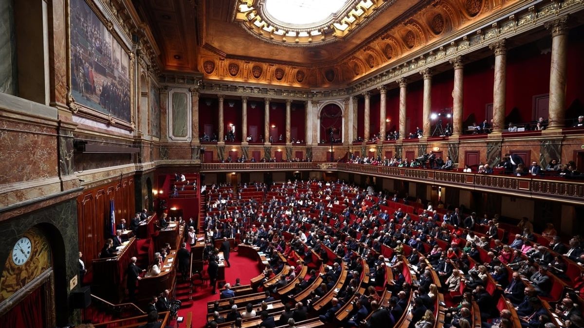 La France est pionnière du droit à l’avortement dans la Constitution, suscitant un débat mondial